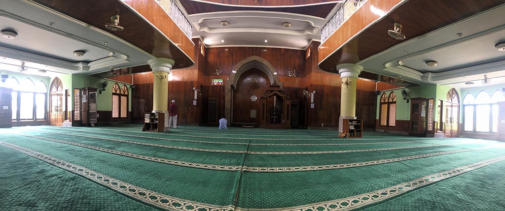 Ruang Solat Masjid Muhammad Cheng Hoo image: exploremasjidindonesia.travel.blog